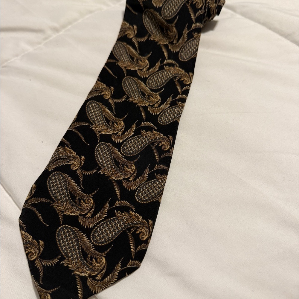 Metropolitan Museum of Art Luxurious Black and Gold Paisley Silk Tie